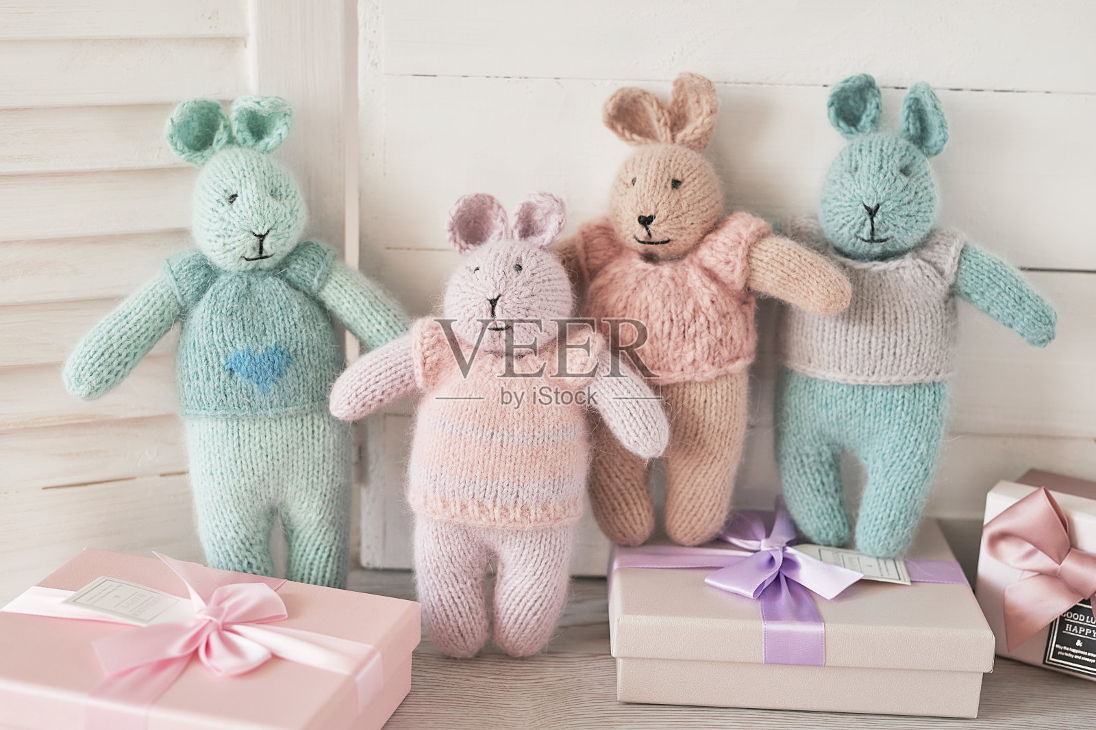 刺绣和针织。爱好和创造力。儿童针织。针织玩具兔子。手工制作的玩具兔子。复活节快乐贺卡。纱线、线和球照片摄影图片