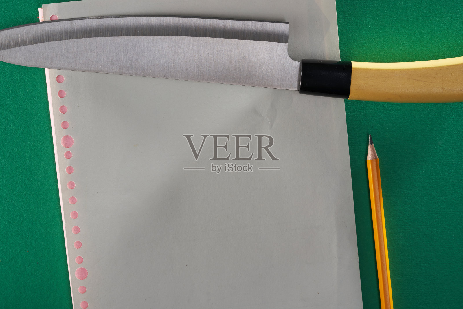 空白便签纸上有菜刀和铅笔照片摄影图片