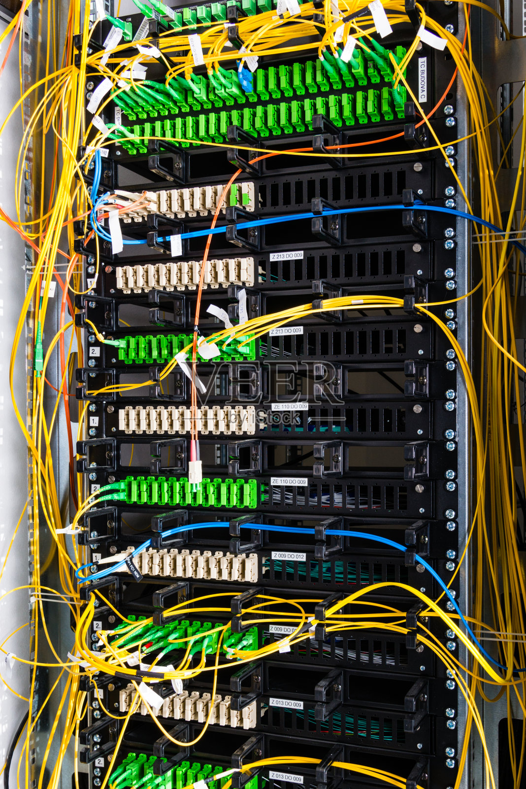 连接到光端口的光纤电缆照片摄影图片