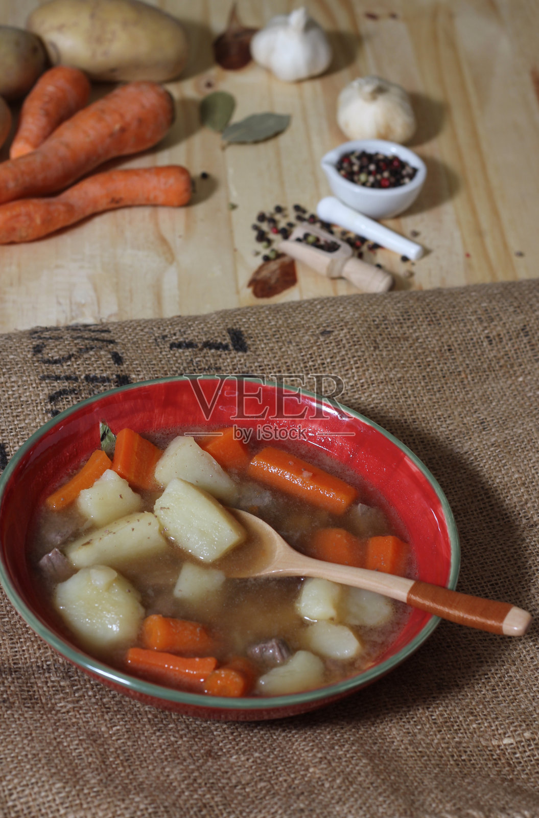 丰盛的牛肉炖土豆和胡萝卜在老式麻袋土豆袋照片摄影图片