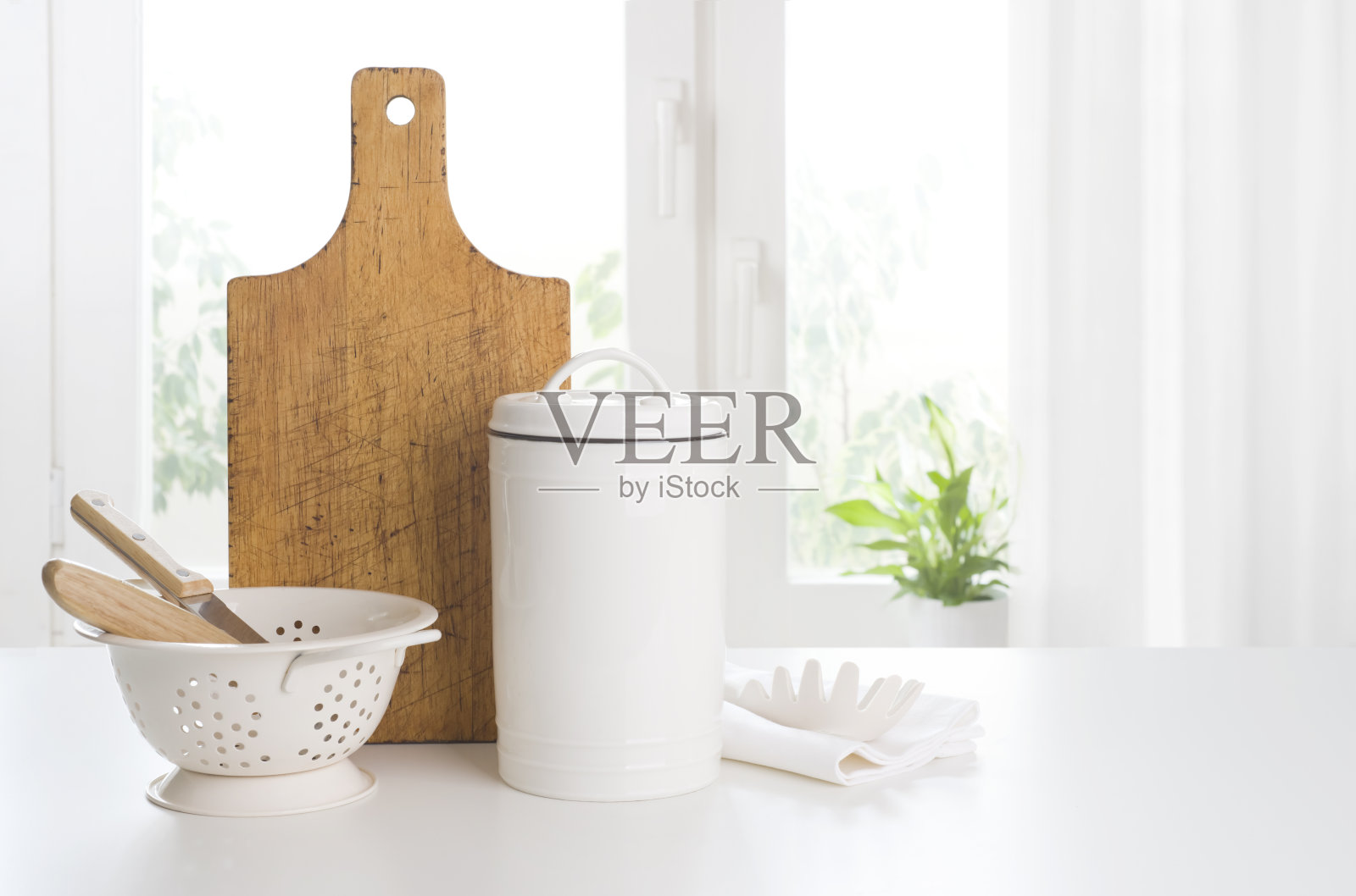 厨房和烘焙用具，厨房窗户上有碗碟照片摄影图片