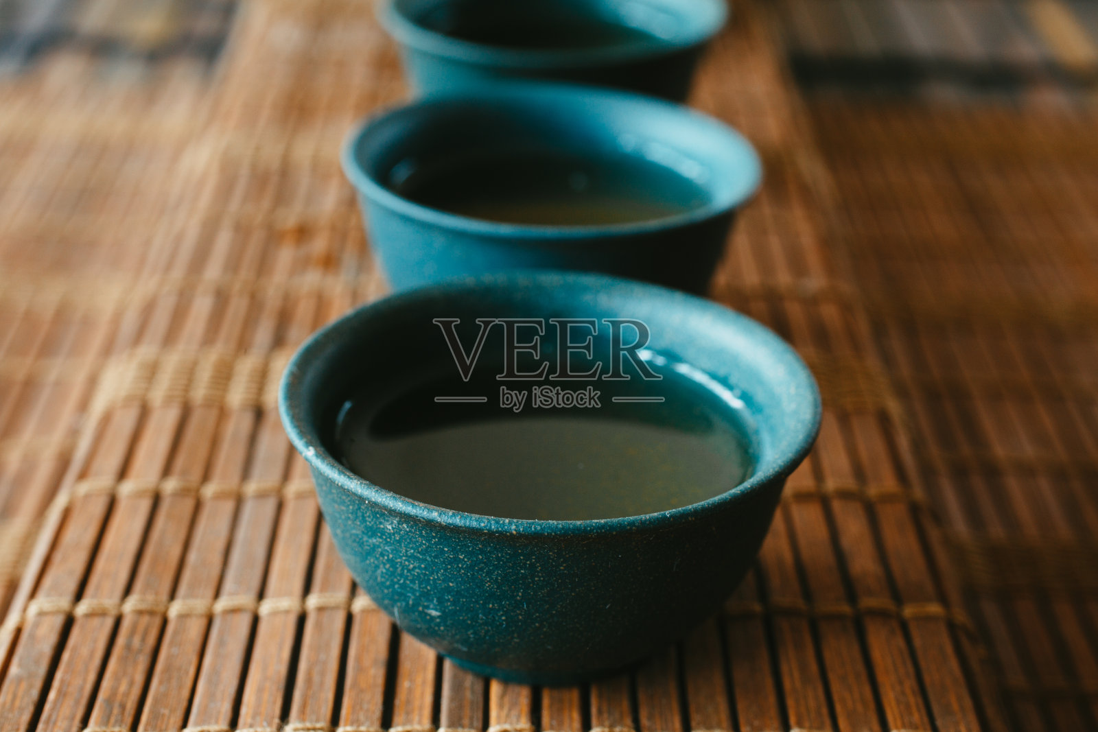 茶具放在有竹席的桌子上照片摄影图片