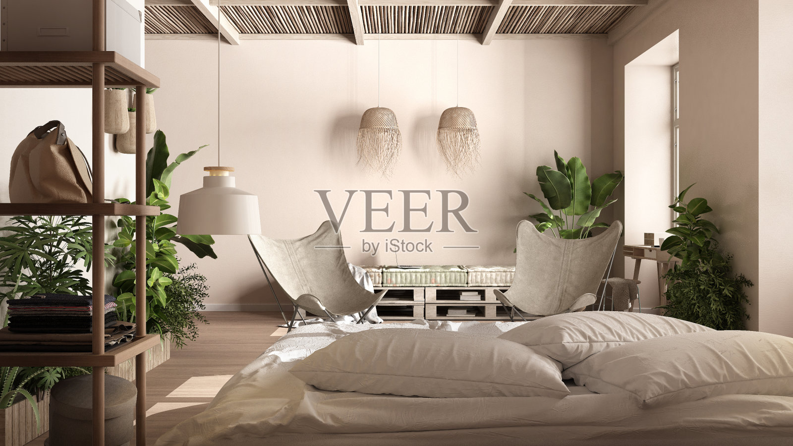 乡村乡村风格的卧室，生态的米色室内设计，可持续拼花地板，床和diy托盘沙发，扶手椅和盆栽植物。自然可回收的建筑概念照片摄影图片
