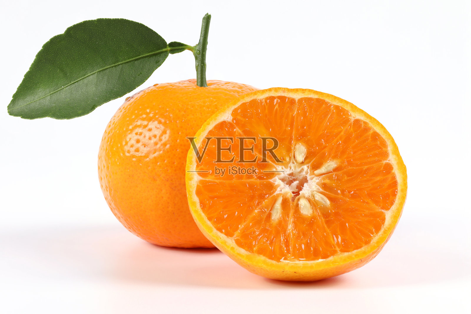 橙子，一半橙子，健康水果，柑橘，维生素C，对白色的背景与清新的水滴照片摄影图片