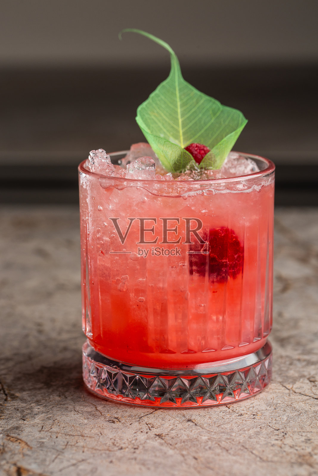 杯与草莓莫吉托鸡尾酒柠檬和薄荷，清凉饮料或饮料与冰的灰色背景照片摄影图片