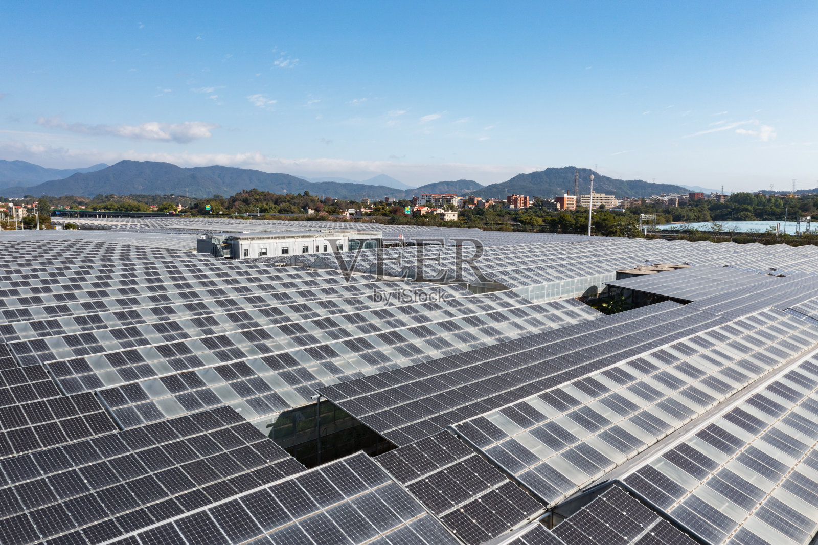 蓝天下的太阳能发电厂照片摄影图片