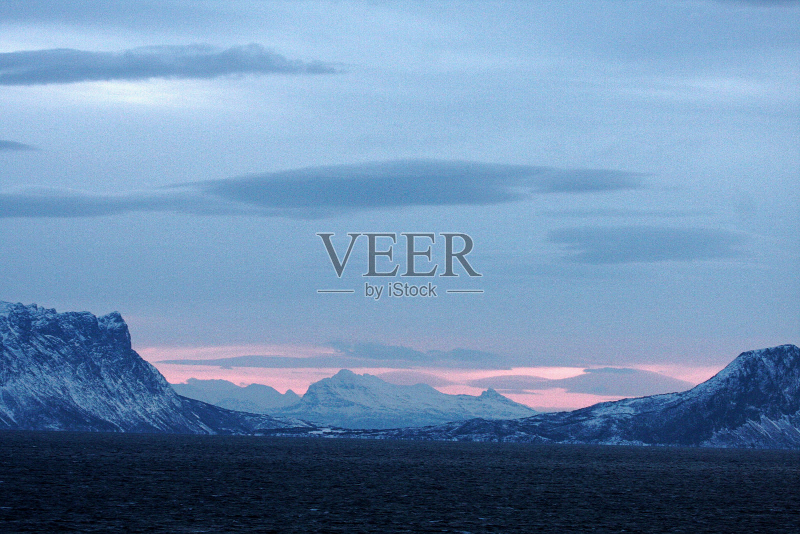 在冬天畅游极地海洋照片摄影图片