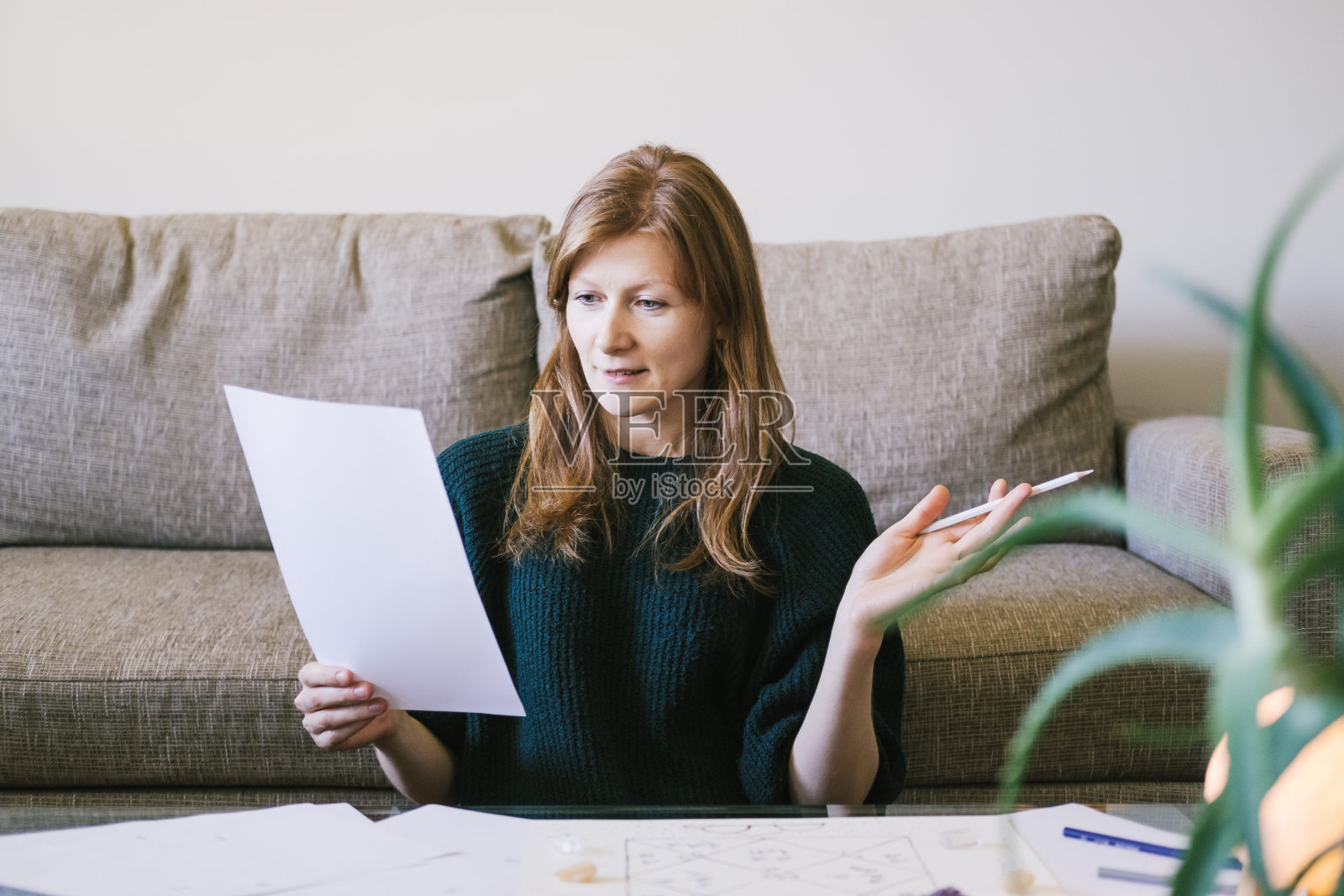女占星家在家里进行咨询。照片摄影图片