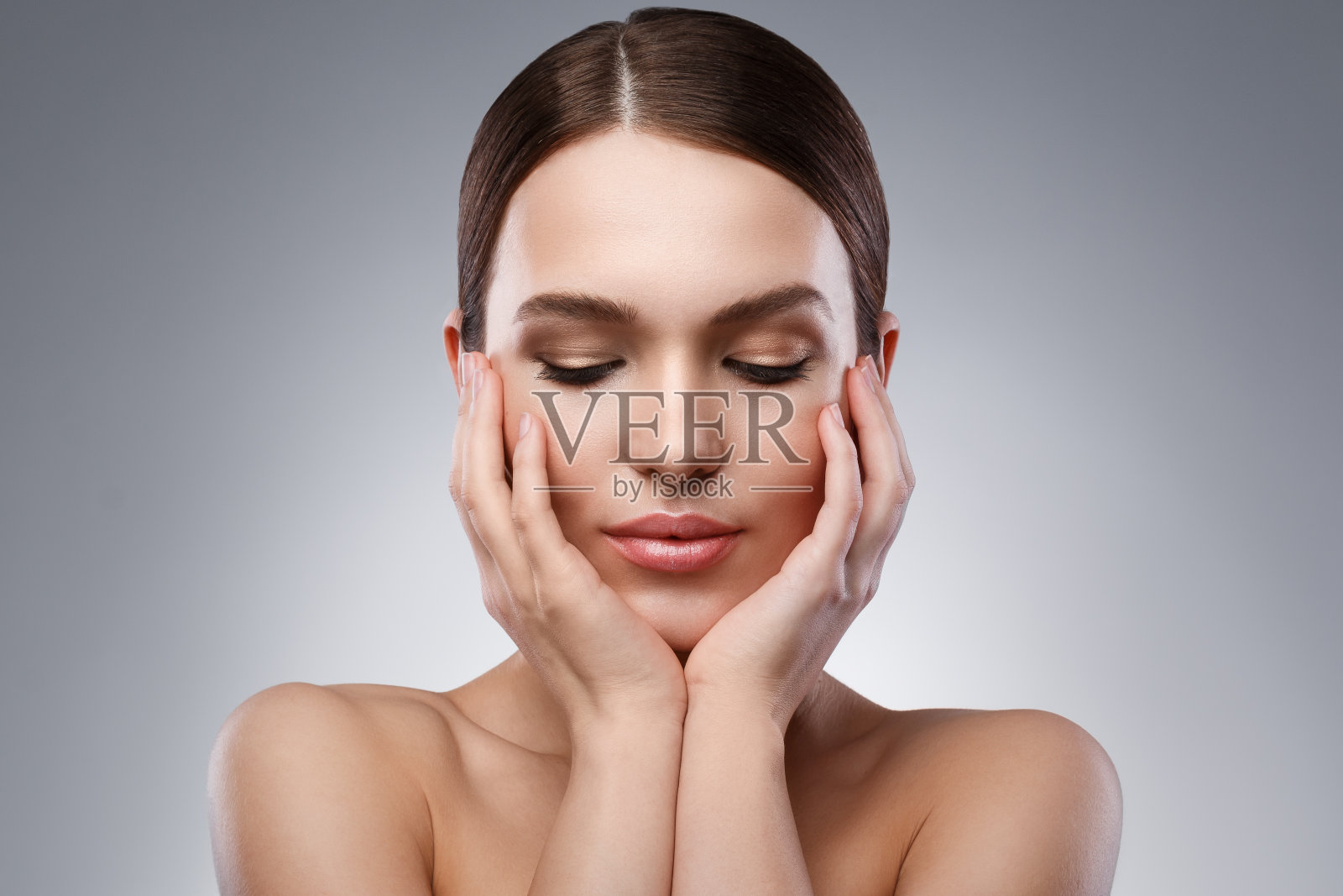 年轻的女人有着美丽的脸和柔软的皮肤照片摄影图片