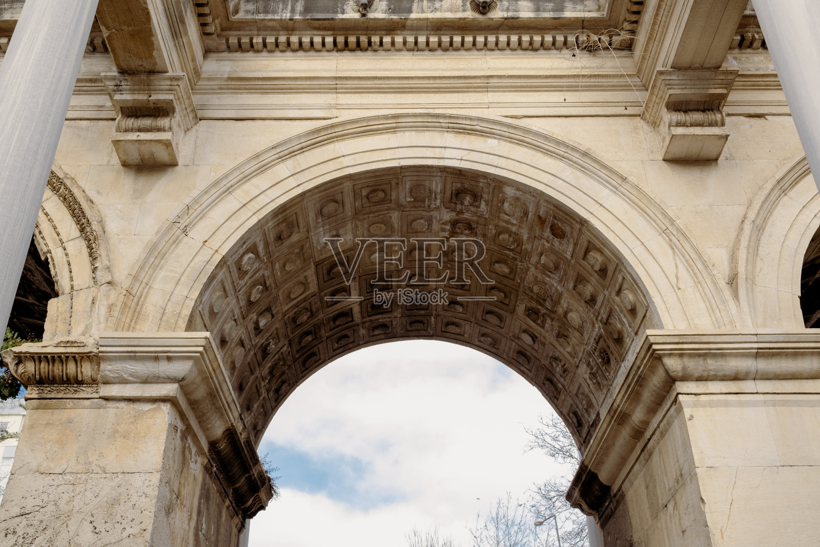 桥，一座来自古希腊神话的古老桥梁，桥下的石刻，必须保存的古代文物和艺术品，大理石墙壁和镶嵌物照片摄影图片