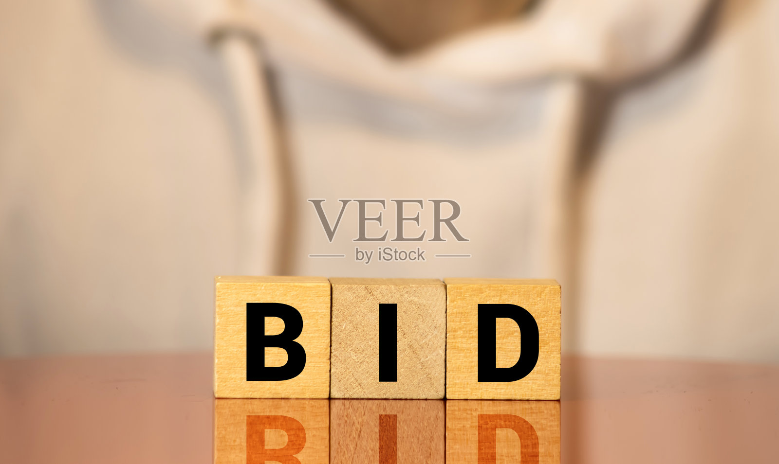 三个木制立方体的字母BID，在白色的桌子和图表，业务概念。照片摄影图片