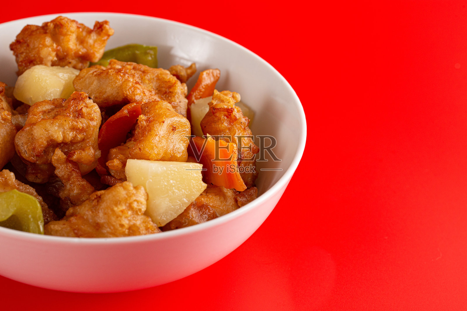 一碗不加糖醋酱的炸鸡和蔬菜照片摄影图片