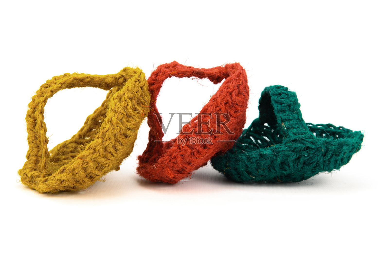 三条用黄麻线织成的各色毛巾照片摄影图片