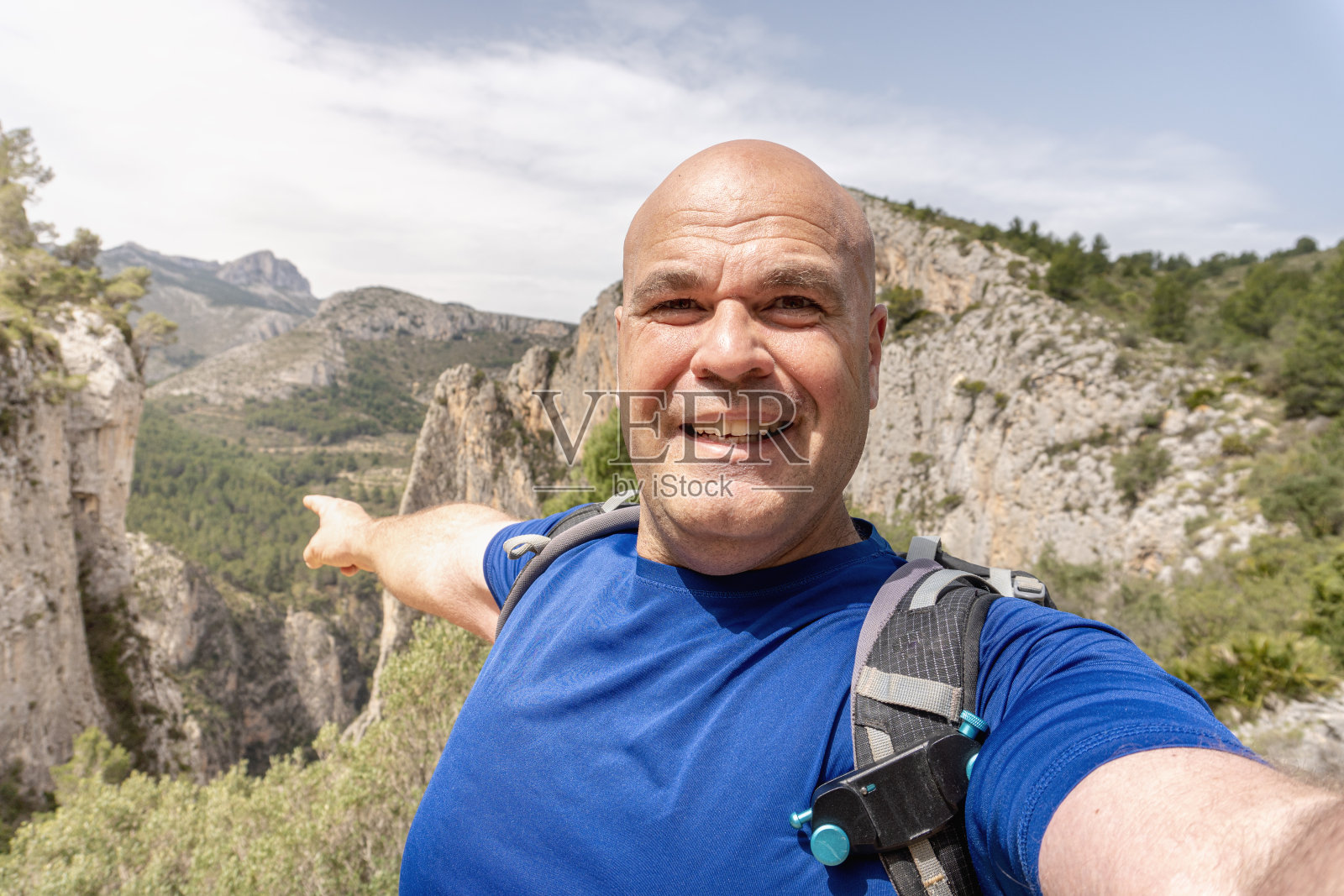 一名徒步旅行者和冒险家在自拍，展示了山上令人惊叹的风景照片摄影图片