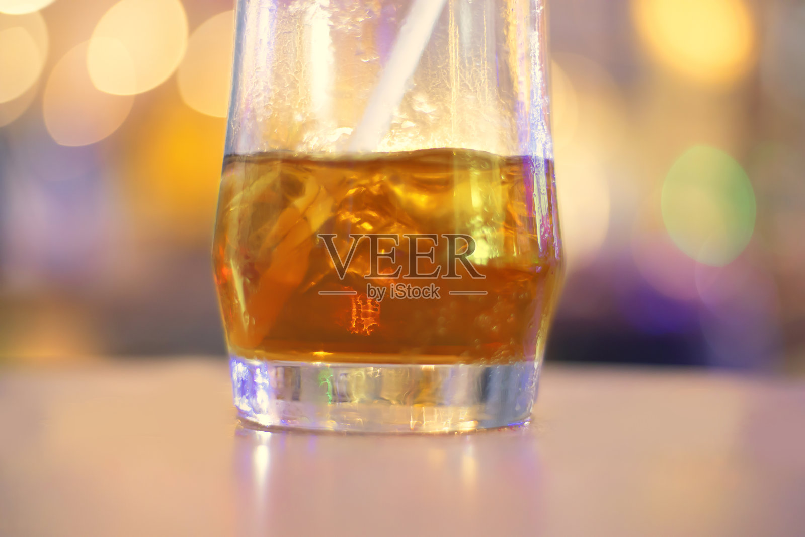 近景酒杯与散景背景照片摄影图片