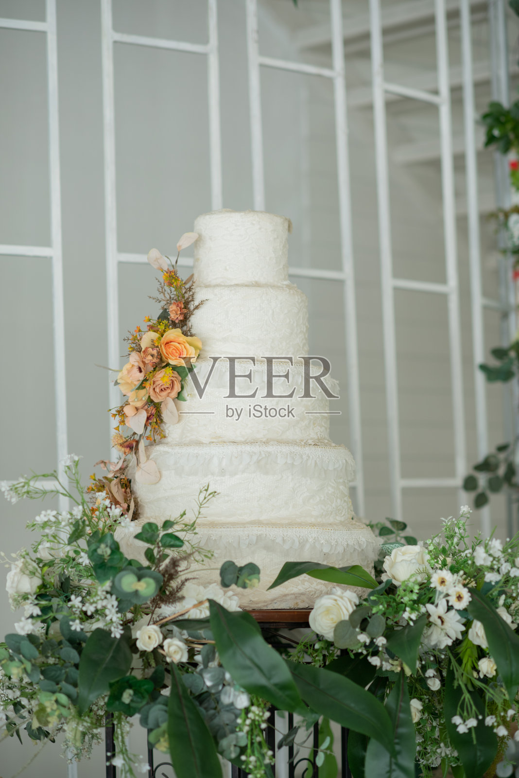 美丽的婚礼蛋糕与模糊的背景照片摄影图片