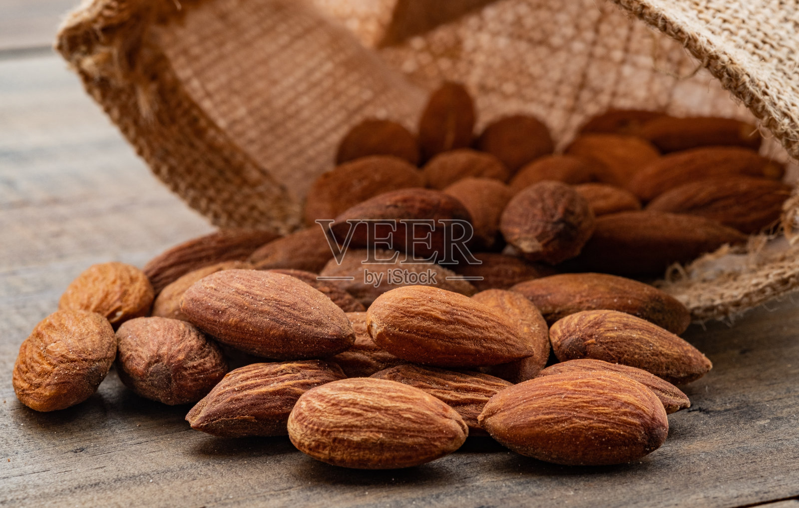 木桌上放杏仁籽，健康食品照片摄影图片