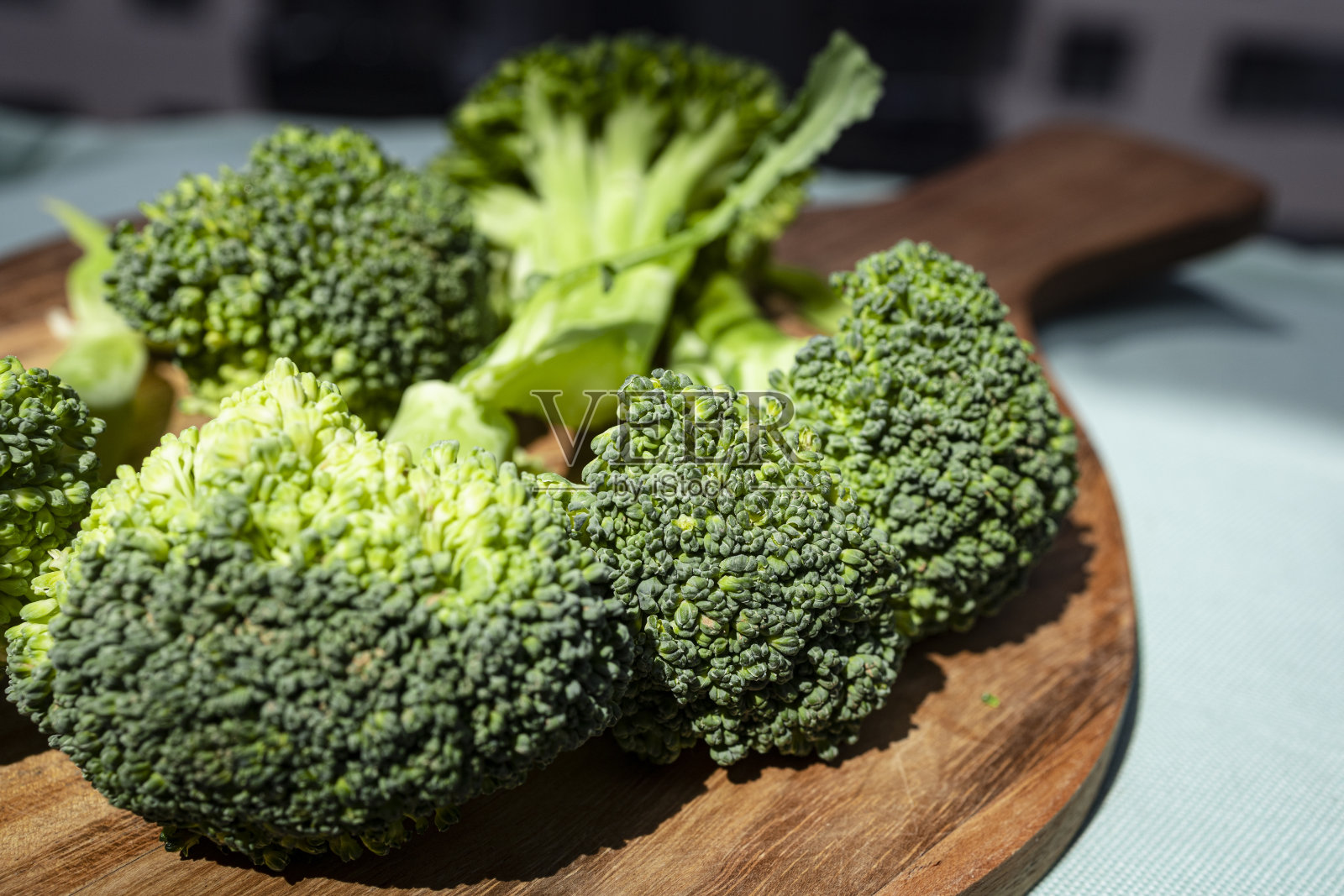 绿色的花椰菜，新鲜的，生的，可以煮了。准备西兰花，绿色蔬菜照片摄影图片