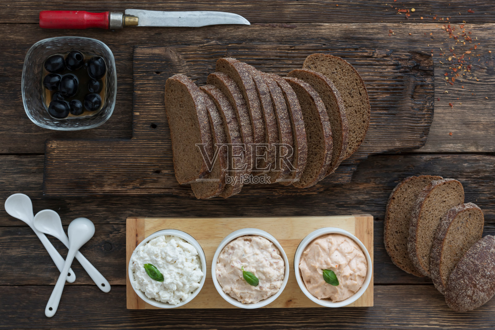 黑面包和什锦三明治意面照片摄影图片