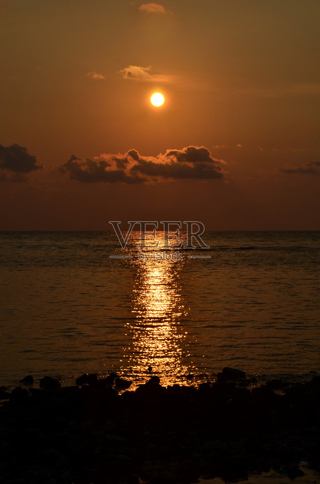 在日落黄昏的时候，泰国人，外国游客，旅游，参观，休息，放松在泰国，叻的Koh Chang岛的观点风景海景和天空云景照片摄影图片