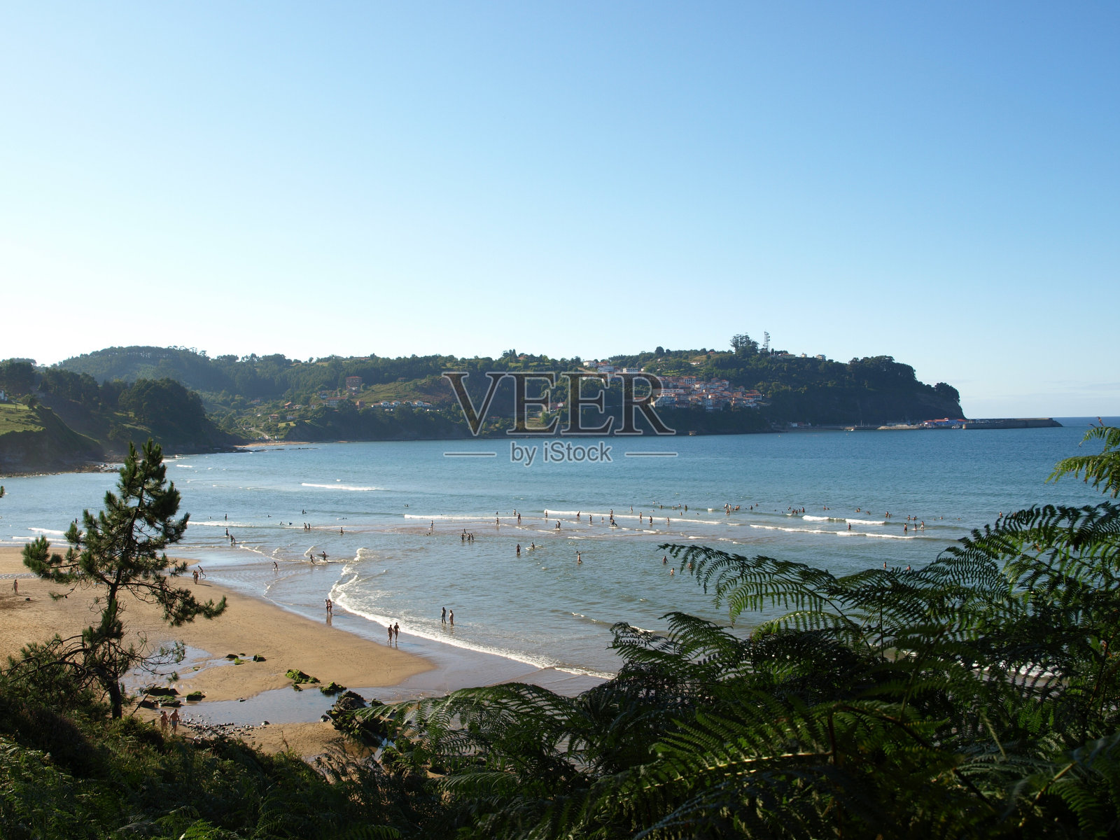 西班牙北部的夏季海滩。旅行。副本的空间。有选择性的重点。照片摄影图片