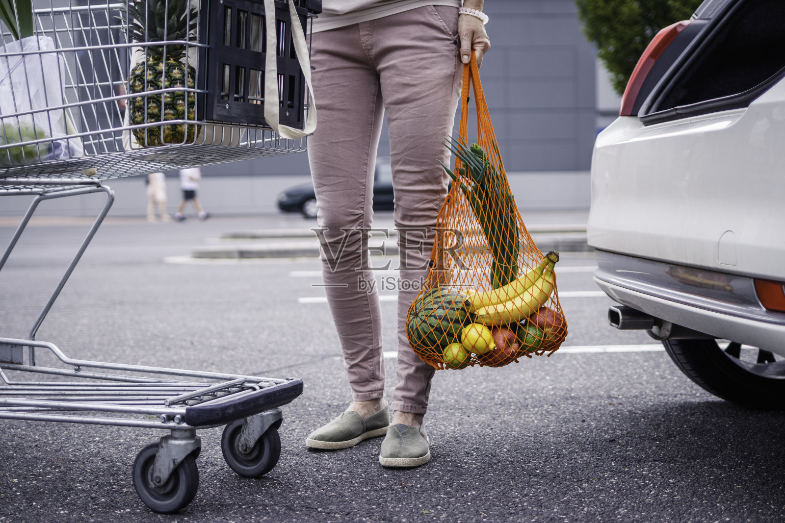 在超市免费购物后站在停车场的女人照片摄影图片