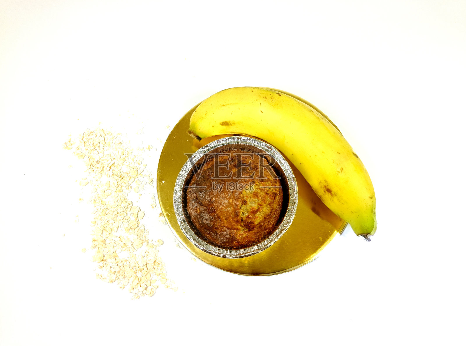 健康自制香蕉蛋糕燕麦在白色的背景杯。无糖，无牛奶，无麸质，俯视图照片摄影图片