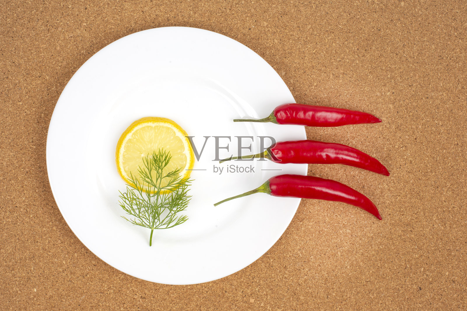 红辣椒和柠檬放在盘子里。健康的蔬菜食品和维生素照片摄影图片