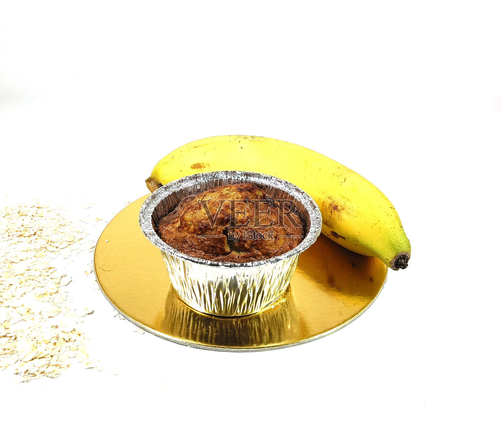 健康自制香蕉蛋糕燕麦在白色的背景杯。无糖，无牛奶，无麸质照片摄影图片