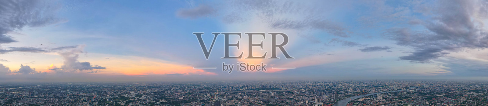 全景天空和云白色和橙色的云，美丽的日落天空为自然背景。照片摄影图片