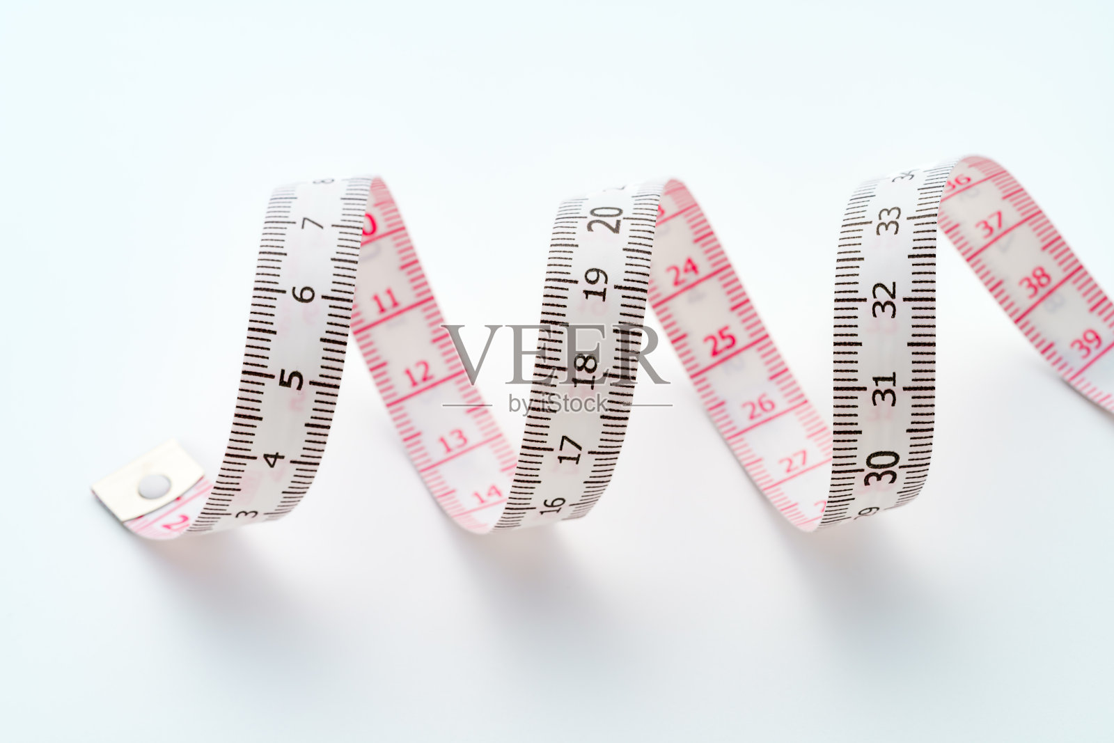 白色卷尺隔离在白色背景上照片摄影图片