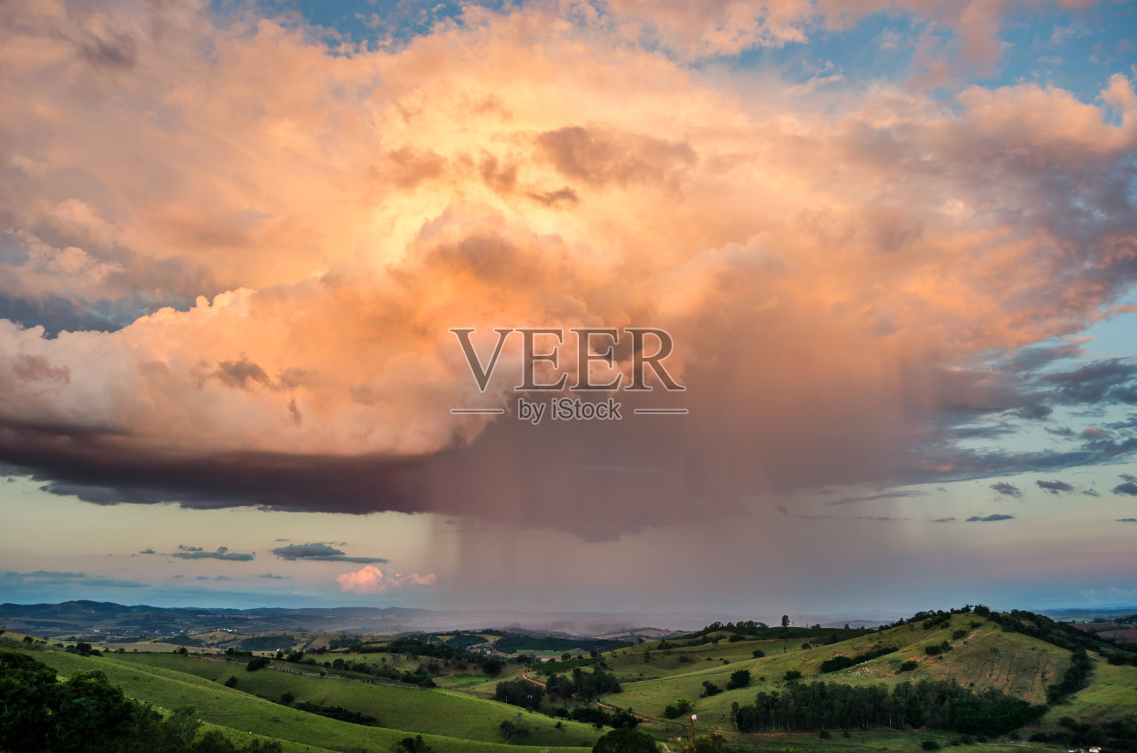 草原和牧场上孤立的大雨倾盆而下照片摄影图片