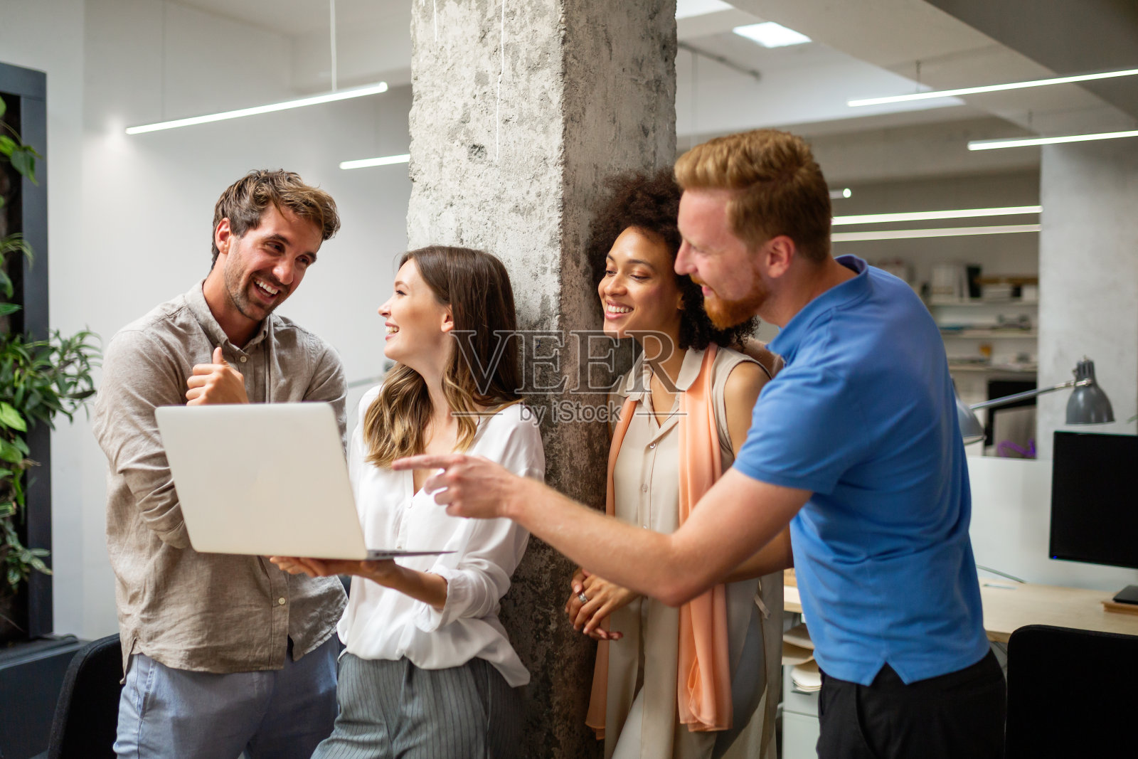 一群快乐友好的多民族商务人士有乐趣，一起在办公室工作照片摄影图片