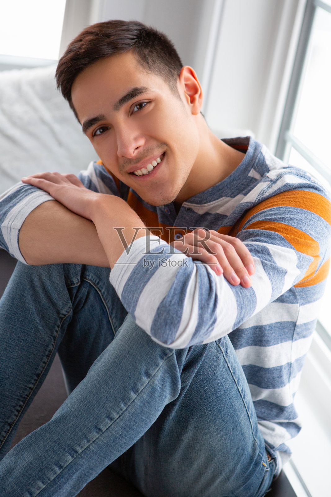 英俊的混血青年照片摄影图片