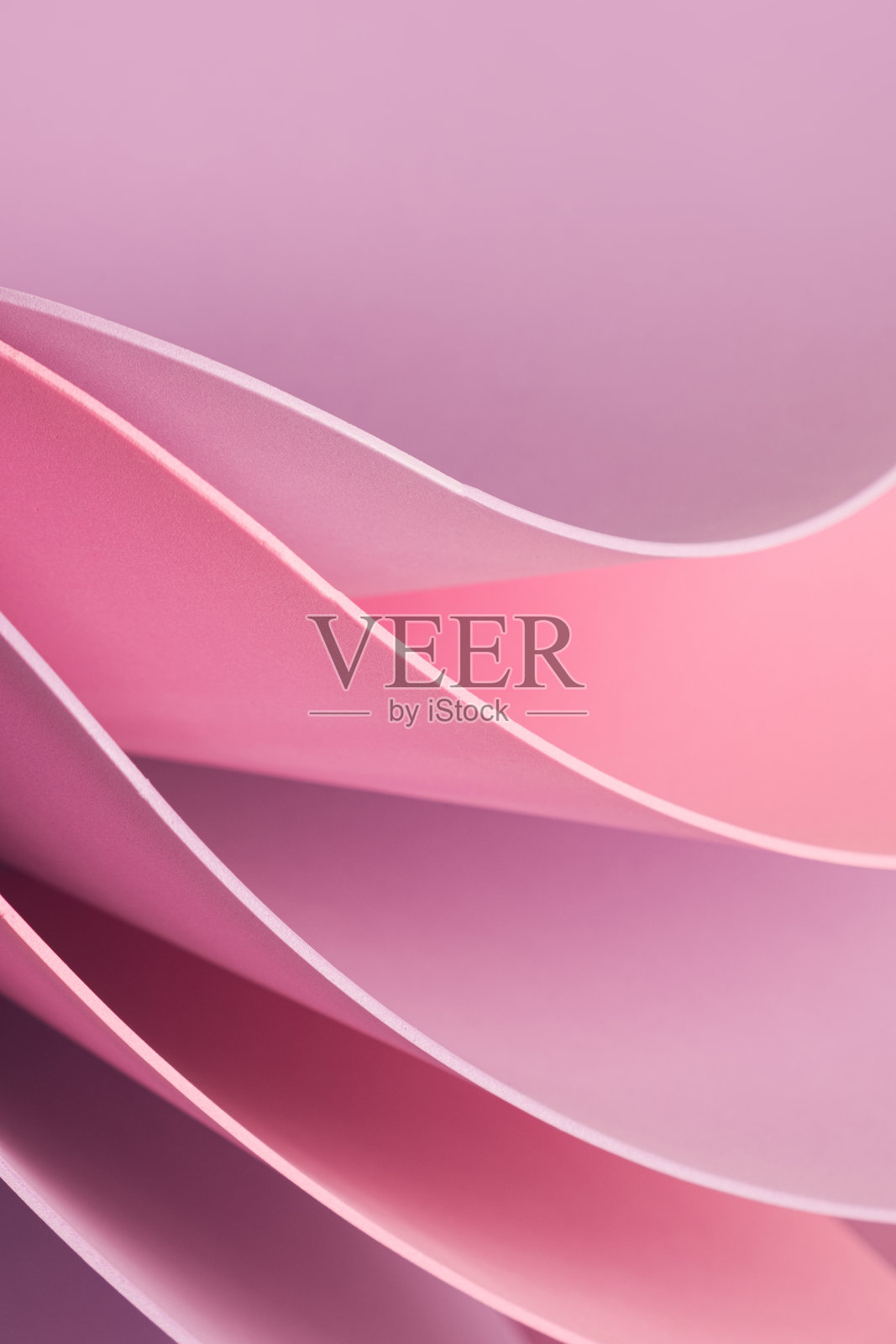 薰衣草和粉红色弯曲的床单抽象墙纸。照片摄影图片