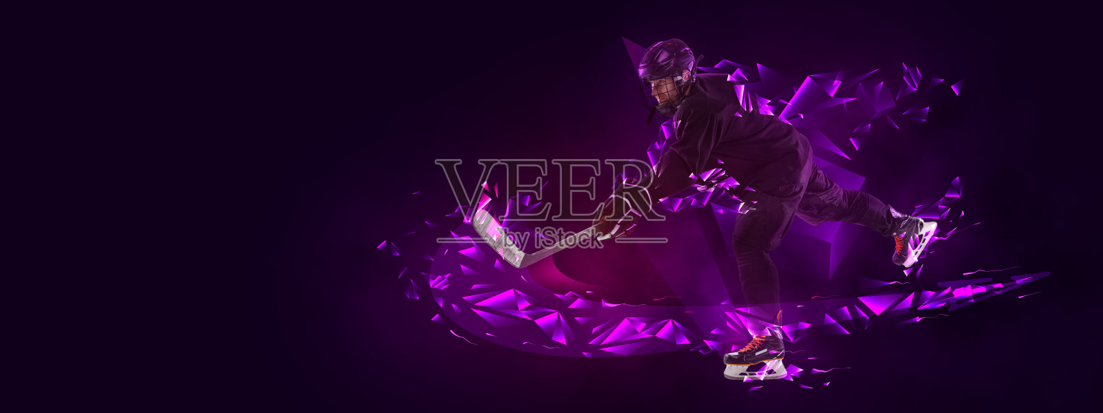 年轻男子，职业曲棍球运动员在防护服训练孤立在黑暗背景多边形，流体氖元素。体育的概念照片摄影图片