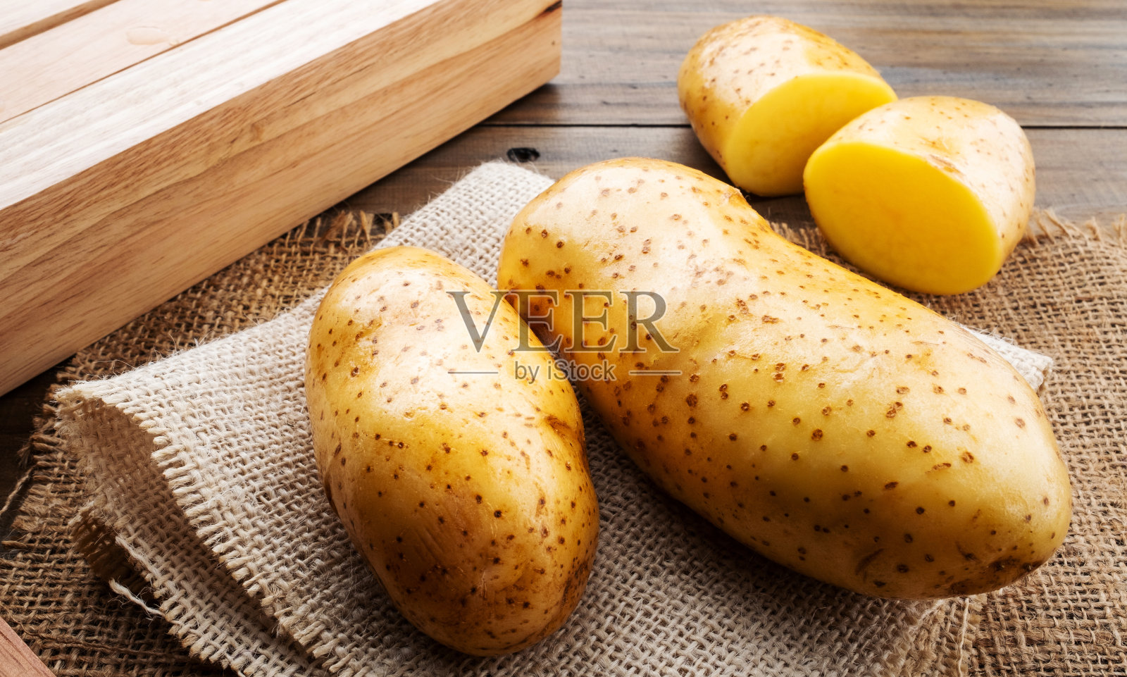 木头背景上的新鲜土豆，有机食品照片摄影图片