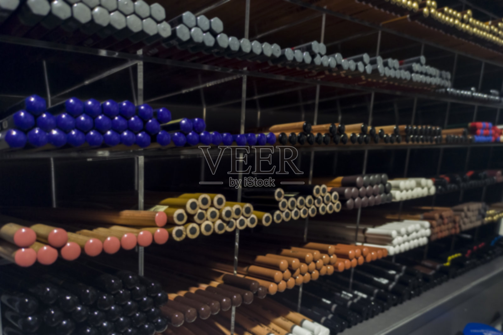 彩色粉彩铅笔在艺术商店的特写，选择性聚焦。艺术概念背景照片摄影图片