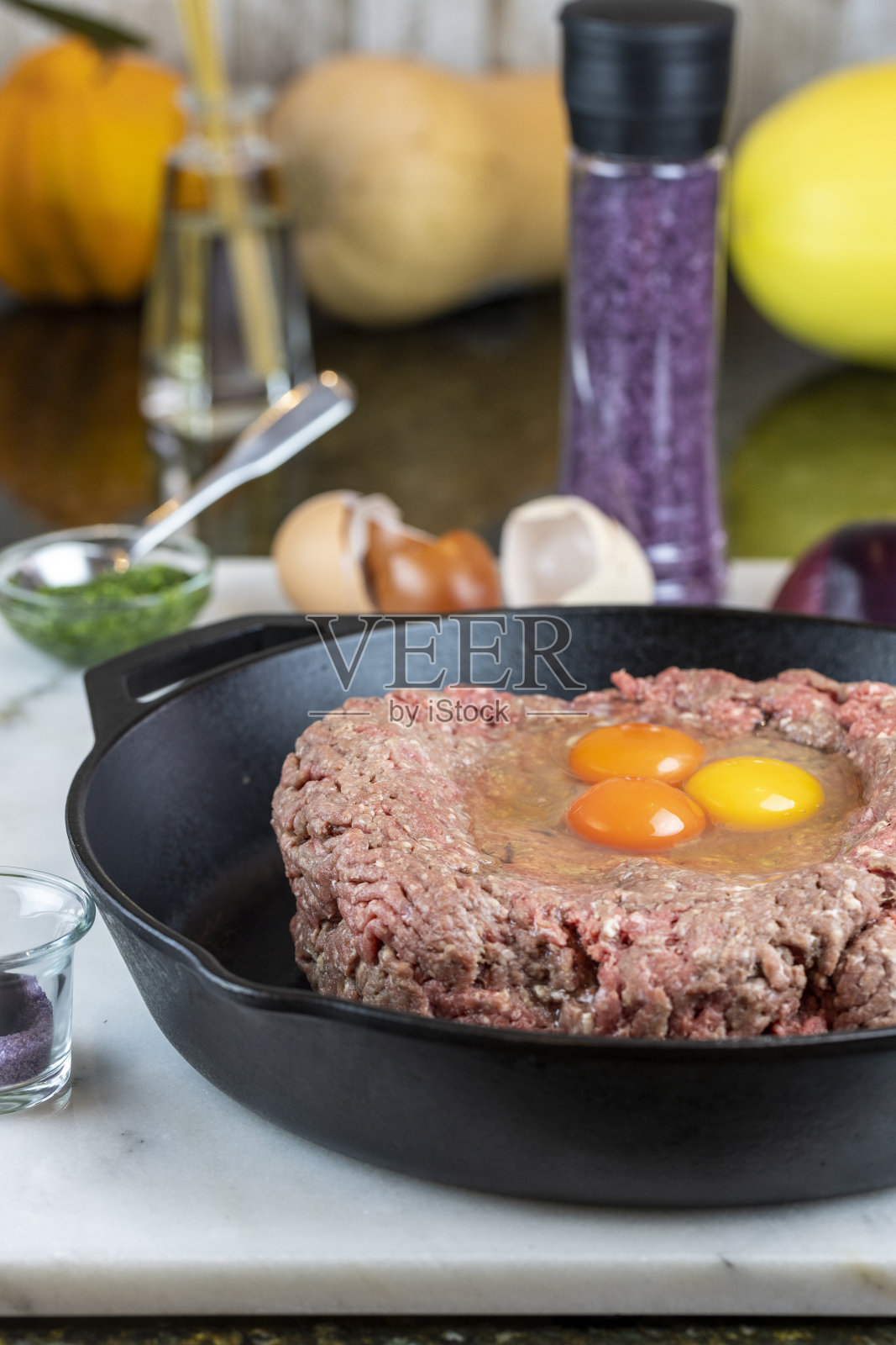 用鸡蛋和香料在铸铁平底锅中准备烘肉卷照片摄影图片