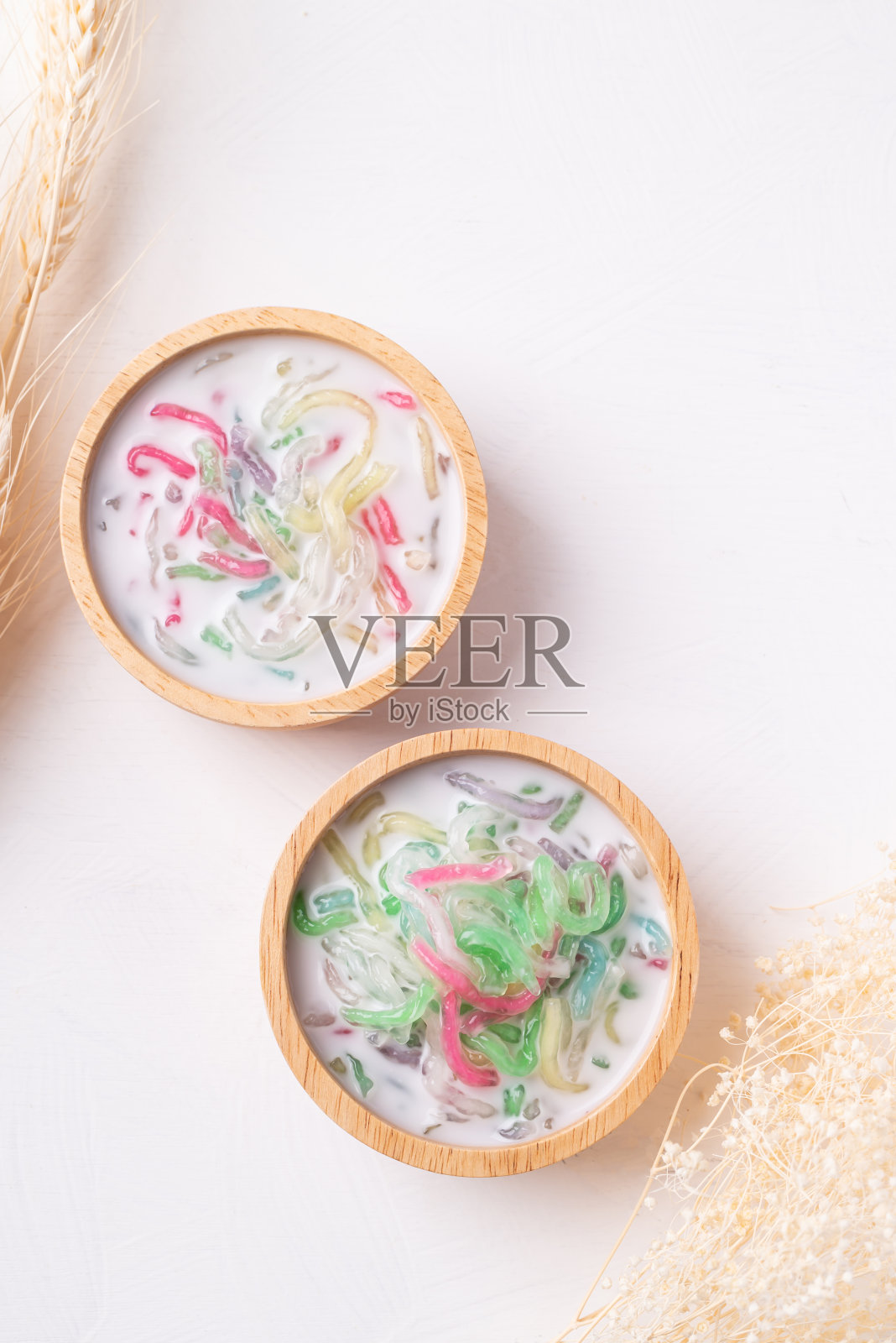 泰式甜点(Lod Chong)，彩色米粉果冻(cendol)，碗里有椰奶照片摄影图片