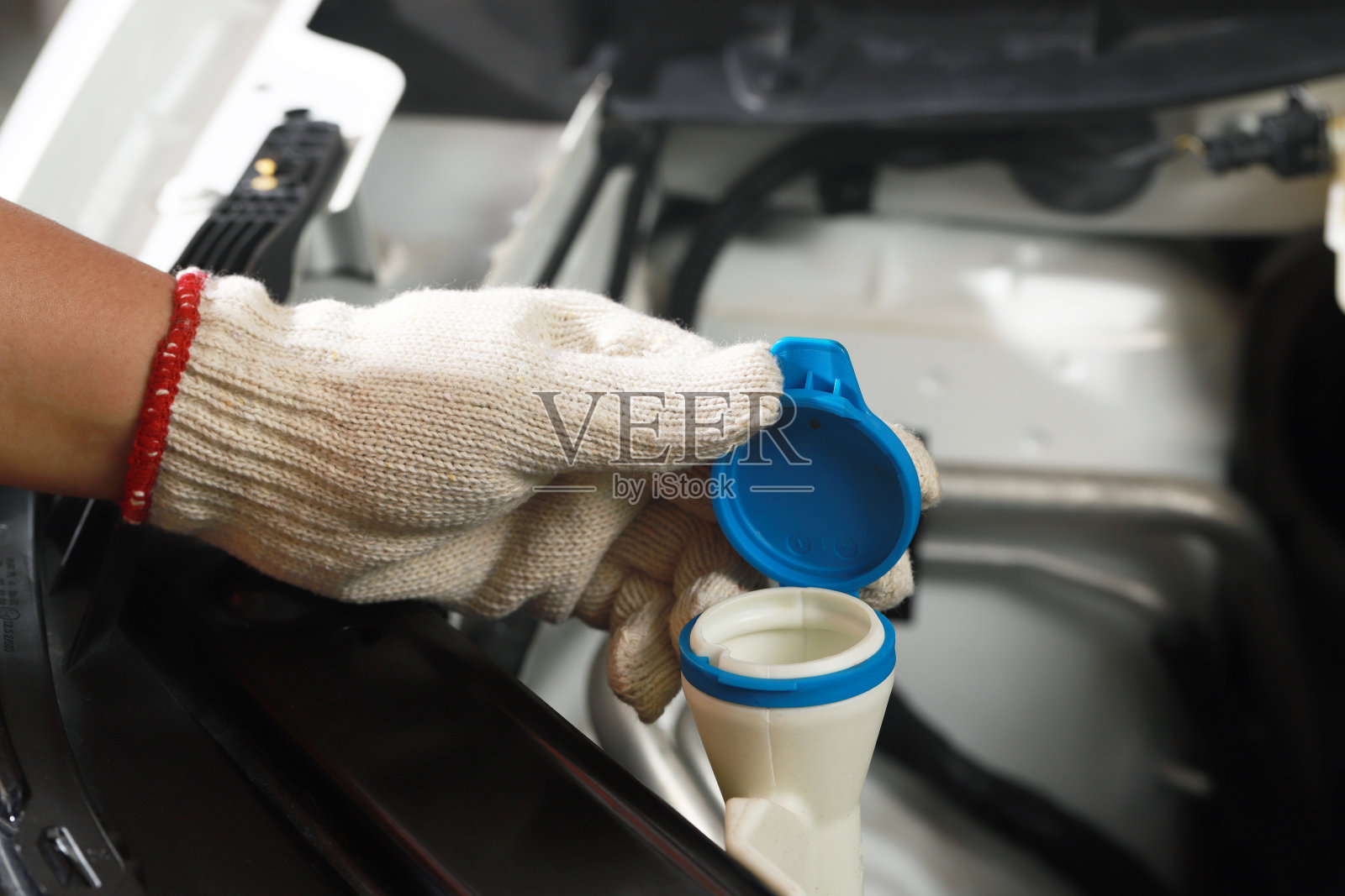 检查雨刷水。汽车旅行之前照片摄影图片