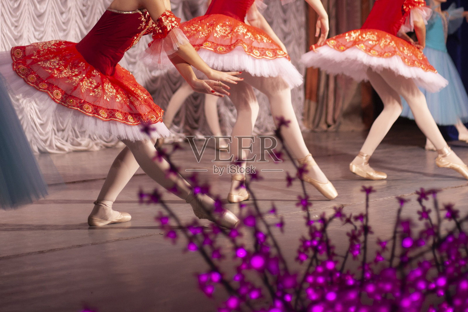 芭蕾舞演员在舞台上。舞者表演芭蕾舞。照片摄影图片