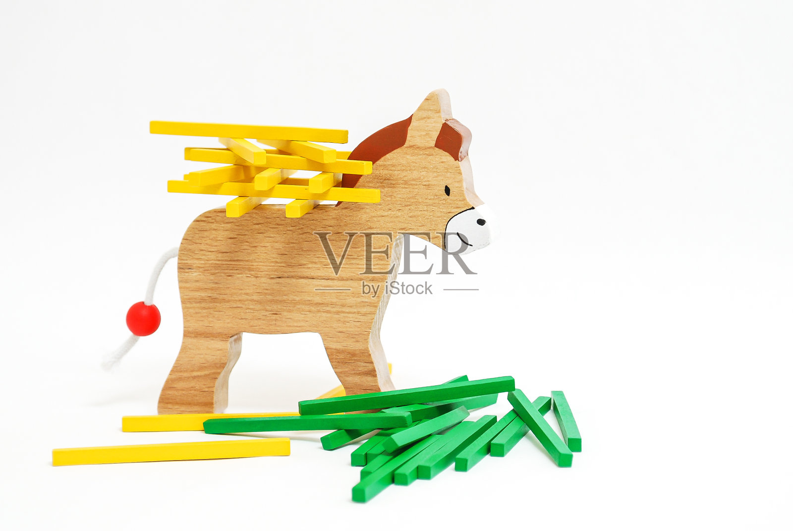 木制婴儿玩具，儿童孤立在白色背景。用来堆木桩的驴子。照片摄影图片