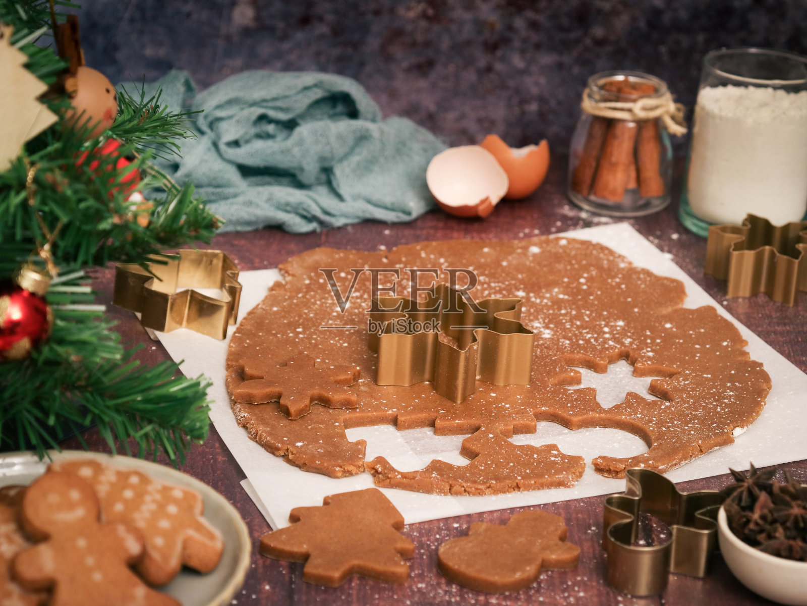 生的圣诞糖饼干用模具切成各种形状的面团照片摄影图片