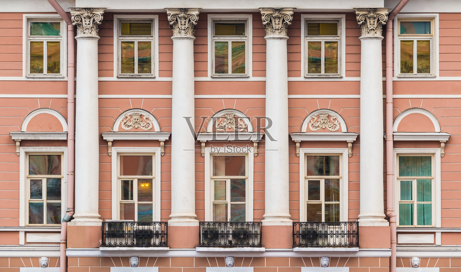 历史建筑外立面上的一排排柱子和窗户照片摄影图片