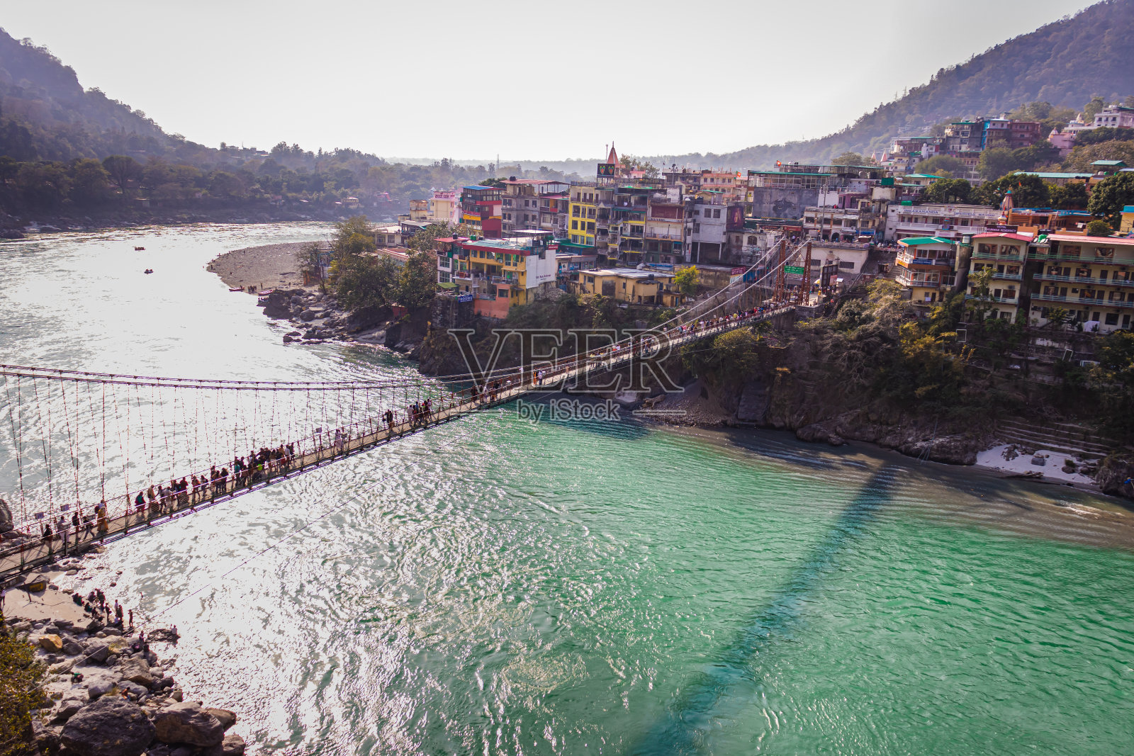 从平角看恒河上的拉克什曼朱拉铁吊桥照片摄影图片