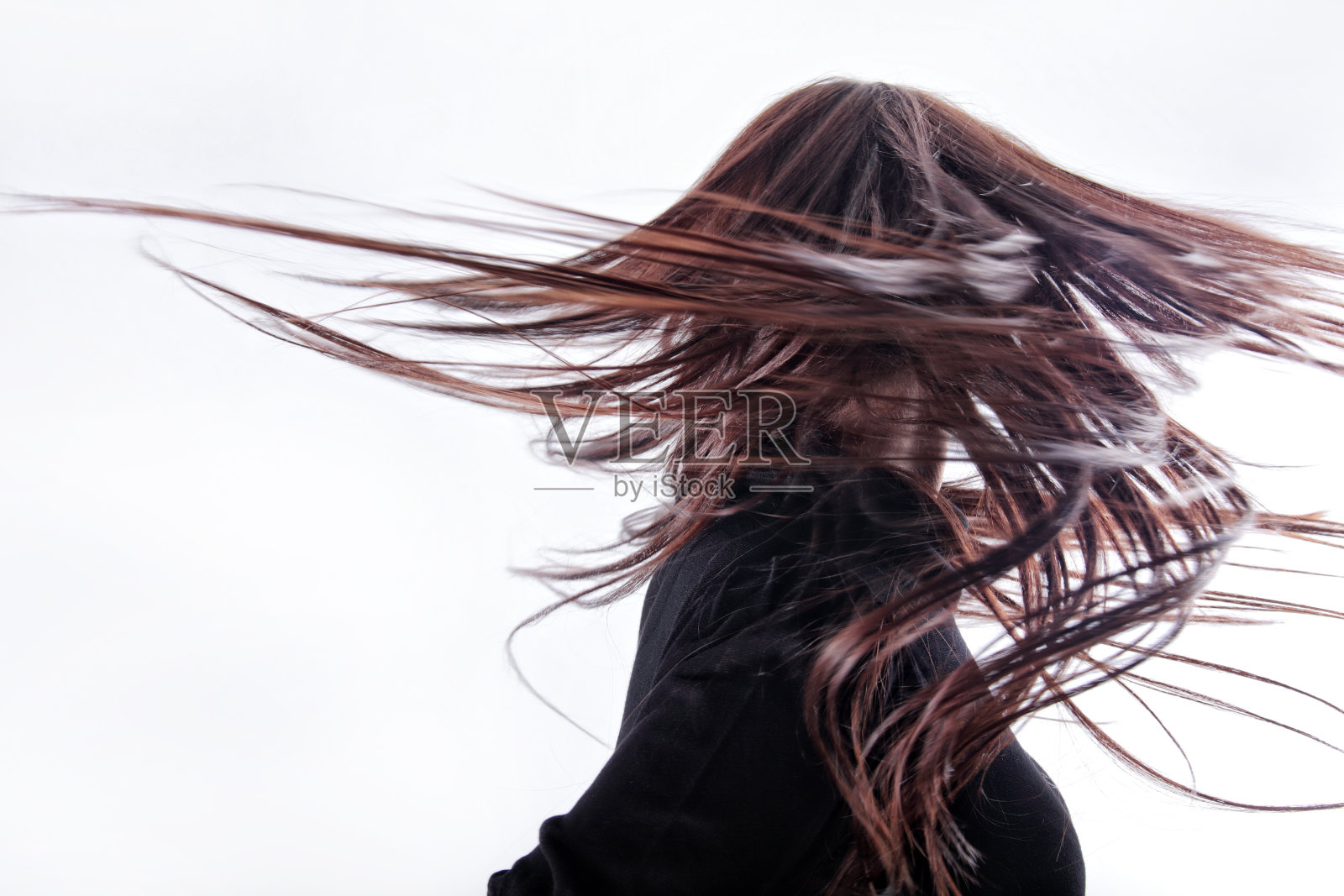 长发翩翩的年轻女子照片摄影图片