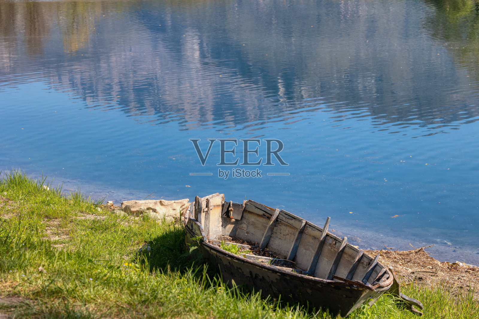 在河边划船。照片摄影图片