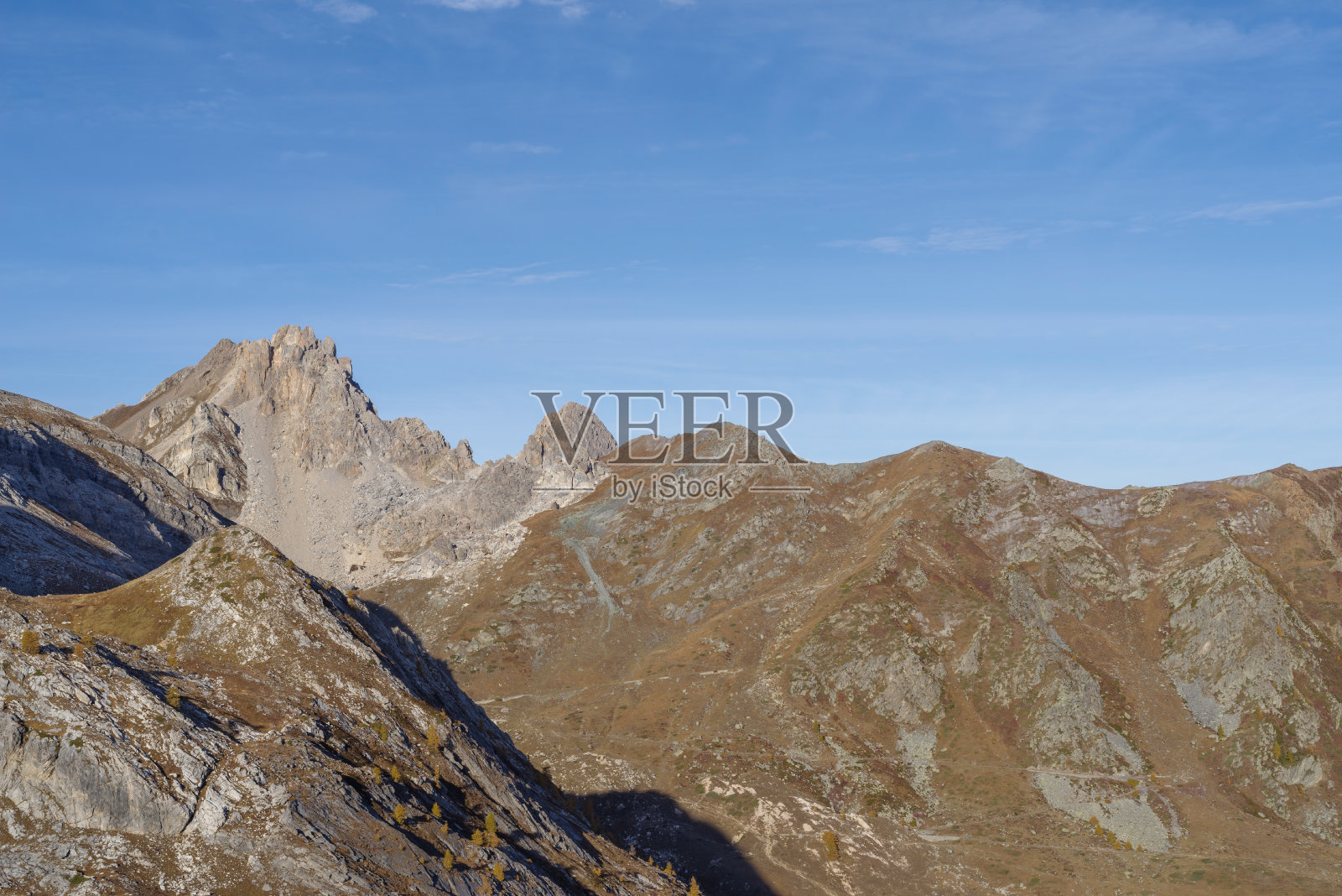 意大利皮埃蒙特的格拉纳山谷山脉照片摄影图片