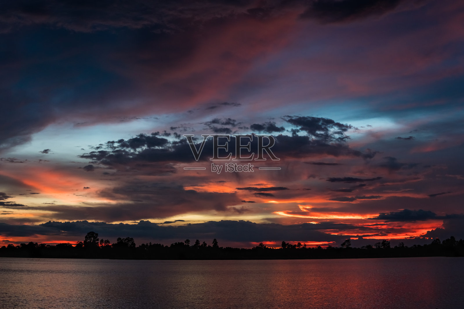 湖上落日的景观照片摄影图片